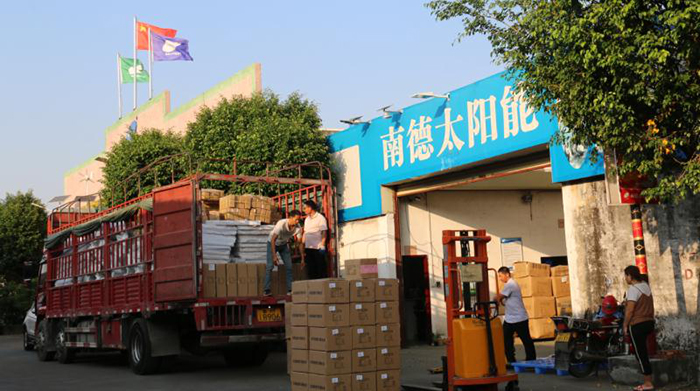 太陽能鋰電池路燈裝車_太陽能路燈廠家_太陽能路燈報(bào)價(jià)